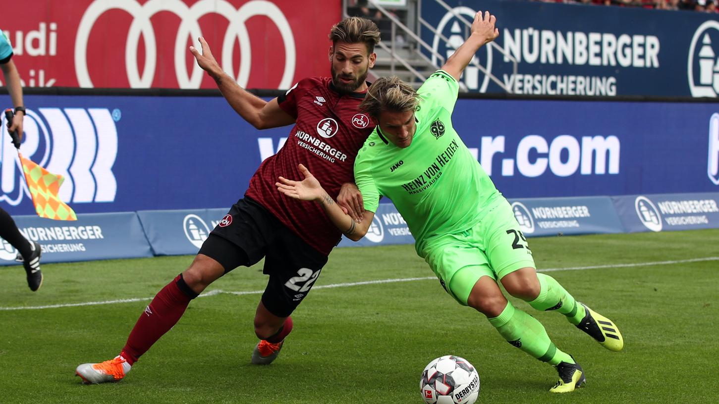 Put your head on my shoulder! Enrico Valentini spielt gegen 96 nicht gegen Oliver Sorg, sondern anstelle des Ex-Hannoveraners. Put your head on my shoulder! Enrico Valentini spielt gegen 96 nicht gegen Oliver Sorg, sondern anstelle des Ex-Hannoveraners.