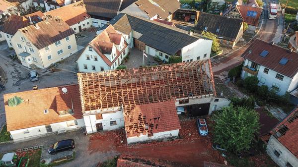 Im oberfränkischen Landkreis Bamberg sorgte ein sogenannter "Downburst", schwere Fallböen mit Hagel und Regen, für eine Schneise der Verwüstung. Die Schäden waren immens.