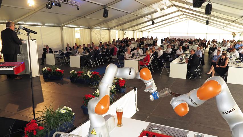Mit der Einweihung ihres neuen Verwaltungsgebäudes am Hauptsitz in der Treuchtlinger Industriestraße bekannte sich die Firma Alfmeier nicht nur zu ihrem ländlichen Standort, sondern richtete den Blick mit ihrem „Technology Day“ zugleich weit darüber hinaus auf die gesamte Welt sowie den Wandel von Arbeit, Konsum und Gesellschaft im Zeitalter der Digitalisierung. Einen Einblick in die Arbeitsweise im Werk und den Labors gaben zwischen Festakt und Podiumsdiskussion zum Thema „Digitalisierung und die Auswirkungen auf die Arbeitswelt“ mehrere Rundgänge durch das Unternehmen. Dabei gab es auch schon einen Vorgeschmack auf die gerade entstehende „Smart Factory“ in Kooperation mit Siemens. Eine technische Spielerei, die zeigt was möglich ist, waren zwei Roboterarme, die Weißbier einschenkten. Für einen Schreckmoment sorgte das heftige Gewitter, das am späten Nachmittag kurzzeitig drohte, das Festzelt wegzublasen und unter Wasser zu setzen. Mit der Einweihung ihres neuen Verwaltungsgebäudes am Hauptsitz in der Treuchtlinger Industriestraße bekannte sich die Firma Alfmeier nicht nur zu ihrem ländlichen Standort, sondern richtete den Blick mit ihrem „Technology Day“ zugleich weit darüber hinaus auf die gesamte Welt sowie den Wandel von Arbeit, Konsum und Gesellschaft im Zeitalter der Digitalisierung. Einen Einblick in die Arbeitsweise im Werk und den Labors gaben zwischen Festakt und Podiumsdiskussion zum Thema „Digitalisierung und die Auswirkungen auf die Arbeitswelt“ mehrere Rundgänge durch das Unternehmen. Dabei gab es auch schon einen Vorgeschmack auf die gerade entstehende „Smart Factory“ in Kooperation mit Siemens. Eine technische Spielerei, die zeigt was möglich ist, waren zwei Roboterarme, die Weißbier einschenkten. Für einen Schreckmoment sorgte das heftige Gewitter, das am späten Nachmittag kurzzeitig drohte, das Festzelt wegzublasen und unter Wasser zu setzen.