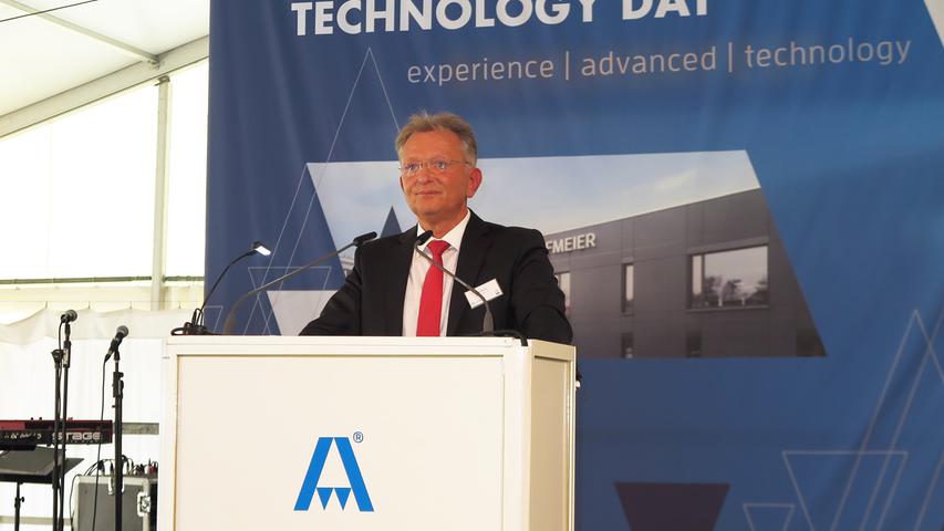 Mit der Einweihung ihres neuen Verwaltungsgebäudes am Hauptsitz in der Treuchtlinger Industriestraße bekannte sich die Firma Alfmeier nicht nur zu ihrem ländlichen Standort, sondern richtete den Blick mit ihrem „Technology Day“ zugleich weit darüber hinaus auf die gesamte Welt sowie den Wandel von Arbeit, Konsum und Gesellschaft im Zeitalter der Digitalisierung. Einen Einblick in die Arbeitsweise im Werk und den Labors gaben zwischen Festakt und Podiumsdiskussion zum Thema „Digitalisierung und die Auswirkungen auf die Arbeitswelt“ mehrere Rundgänge durch das Unternehmen. Dabei gab es auch schon einen Vorgeschmack auf die gerade entstehende „Smart Factory“ in Kooperation mit Siemens. Eine technische Spielerei, die zeigt was möglich ist, waren zwei Roboterarme, die Weißbier einschenkten. Für einen Schreckmoment sorgte das heftige Gewitter, das am späten Nachmittag kurzzeitig drohte, das Festzelt wegzublasen und unter Wasser zu setzen.