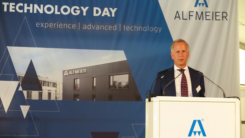 Mit der Einweihung ihres neuen Verwaltungsgebäudes am Hauptsitz in der Treuchtlinger Industriestraße bekannte sich die Firma Alfmeier nicht nur zu ihrem ländlichen Standort, sondern richtete den Blick mit ihrem „Technology Day“ zugleich weit darüber hinaus auf die gesamte Welt sowie den Wandel von Arbeit, Konsum und Gesellschaft im Zeitalter der Digitalisierung. Einen Einblick in die Arbeitsweise im Werk und den Labors gaben zwischen Festakt und Podiumsdiskussion zum Thema „Digitalisierung und die Auswirkungen auf die Arbeitswelt“ mehrere Rundgänge durch das Unternehmen. Dabei gab es auch schon einen Vorgeschmack auf die gerade entstehende „Smart Factory“ in Kooperation mit Siemens. Eine technische Spielerei, die zeigt was möglich ist, waren zwei Roboterarme, die Weißbier einschenkten. Für einen Schreckmoment sorgte das heftige Gewitter, das am späten Nachmittag kurzzeitig drohte, das Festzelt wegzublasen und unter Wasser zu setzen.