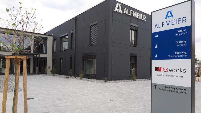 Mit der Einweihung ihres neuen Verwaltungsgebäudes am Hauptsitz in der Treuchtlinger Industriestraße bekannte sich die Firma Alfmeier nicht nur zu ihrem ländlichen Standort, sondern richtete den Blick mit ihrem „Technology Day“ zugleich weit darüber hinaus auf die gesamte Welt sowie den Wandel von Arbeit, Konsum und Gesellschaft im Zeitalter der Digitalisierung. Einen Einblick in die Arbeitsweise im Werk und den Labors gaben zwischen Festakt und Podiumsdiskussion zum Thema „Digitalisierung und die Auswirkungen auf die Arbeitswelt“ mehrere Rundgänge durch das Unternehmen. Dabei gab es auch schon einen Vorgeschmack auf die gerade entstehende „Smart Factory“ in Kooperation mit Siemens. Eine technische Spielerei, die zeigt was möglich ist, waren zwei Roboterarme, die Weißbier einschenkten. Für einen Schreckmoment sorgte das heftige Gewitter, das am späten Nachmittag kurzzeitig drohte, das Festzelt wegzublasen und unter Wasser zu setzen. Mit der Einweihung ihres neuen Verwaltungsgebäudes am Hauptsitz in der Treuchtlinger Industriestraße bekannte sich die Firma Alfmeier nicht nur zu ihrem ländlichen Standort, sondern richtete den Blick mit ihrem „Technology Day“ zugleich weit darüber hinaus auf die gesamte Welt sowie den Wandel von Arbeit, Konsum und Gesellschaft im Zeitalter der Digitalisierung. Einen Einblick in die Arbeitsweise im Werk und den Labors gaben zwischen Festakt und Podiumsdiskussion zum Thema „Digitalisierung und die Auswirkungen auf die Arbeitswelt“ mehrere Rundgänge durch das Unternehmen. Dabei gab es auch schon einen Vorgeschmack auf die gerade entstehende „Smart Factory“ in Kooperation mit Siemens. Eine technische Spielerei, die zeigt was möglich ist, waren zwei Roboterarme, die Weißbier einschenkten. Für einen Schreckmoment sorgte das heftige Gewitter, das am späten Nachmittag kurzzeitig drohte, das Festzelt wegzublasen und unter Wasser zu setzen.