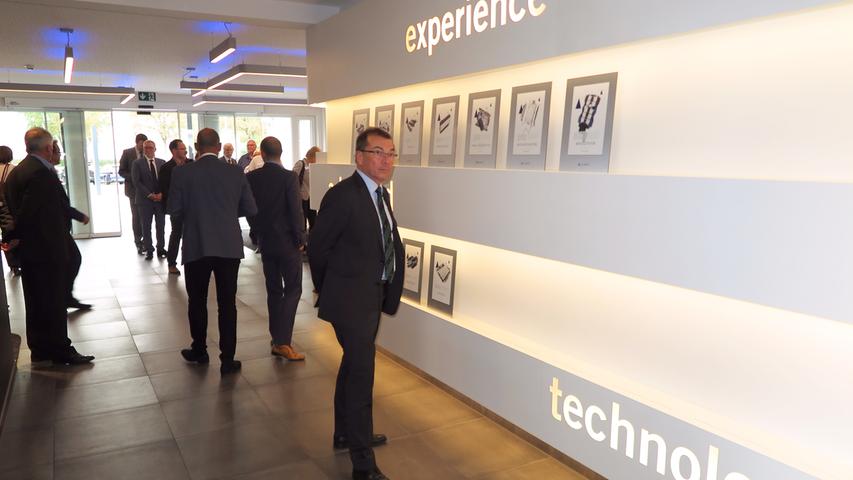 Mit der Einweihung ihres neuen Verwaltungsgebäudes am Hauptsitz in der Treuchtlinger Industriestraße bekannte sich die Firma Alfmeier nicht nur zu ihrem ländlichen Standort, sondern richtete den Blick mit ihrem „Technology Day“ zugleich weit darüber hinaus auf die gesamte Welt sowie den Wandel von Arbeit, Konsum und Gesellschaft im Zeitalter der Digitalisierung. Einen Einblick in die Arbeitsweise im Werk und den Labors gaben zwischen Festakt und Podiumsdiskussion zum Thema „Digitalisierung und die Auswirkungen auf die Arbeitswelt“ mehrere Rundgänge durch das Unternehmen. Dabei gab es auch schon einen Vorgeschmack auf die gerade entstehende „Smart Factory“ in Kooperation mit Siemens. Eine technische Spielerei, die zeigt was möglich ist, waren zwei Roboterarme, die Weißbier einschenkten. Für einen Schreckmoment sorgte das heftige Gewitter, das am späten Nachmittag kurzzeitig drohte, das Festzelt wegzublasen und unter Wasser zu setzen. Mit der Einweihung ihres neuen Verwaltungsgebäudes am Hauptsitz in der Treuchtlinger Industriestraße bekannte sich die Firma Alfmeier nicht nur zu ihrem ländlichen Standort, sondern richtete den Blick mit ihrem „Technology Day“ zugleich weit darüber hinaus auf die gesamte Welt sowie den Wandel von Arbeit, Konsum und Gesellschaft im Zeitalter der Digitalisierung. Einen Einblick in die Arbeitsweise im Werk und den Labors gaben zwischen Festakt und Podiumsdiskussion zum Thema „Digitalisierung und die Auswirkungen auf die Arbeitswelt“ mehrere Rundgänge durch das Unternehmen. Dabei gab es auch schon einen Vorgeschmack auf die gerade entstehende „Smart Factory“ in Kooperation mit Siemens. Eine technische Spielerei, die zeigt was möglich ist, waren zwei Roboterarme, die Weißbier einschenkten. Für einen Schreckmoment sorgte das heftige Gewitter, das am späten Nachmittag kurzzeitig drohte, das Festzelt wegzublasen und unter Wasser zu setzen.