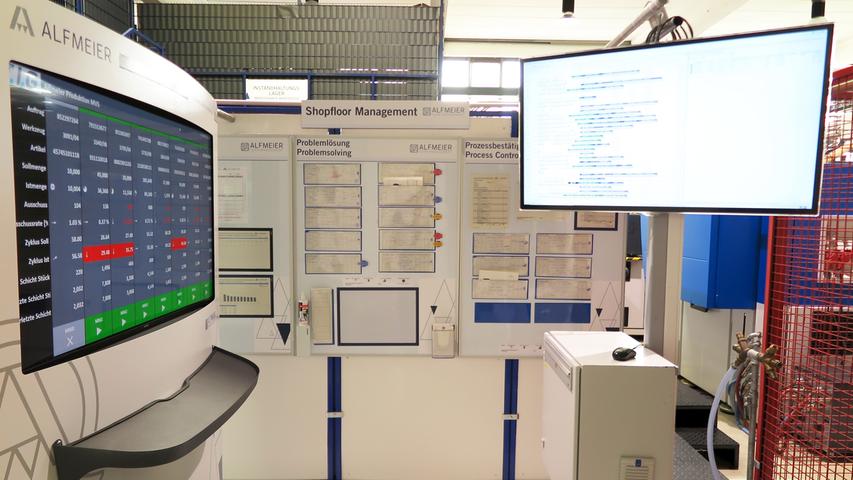 Mit der Einweihung ihres neuen Verwaltungsgebäudes am Hauptsitz in der Treuchtlinger Industriestraße bekannte sich die Firma Alfmeier nicht nur zu ihrem ländlichen Standort, sondern richtete den Blick mit ihrem „Technology Day“ zugleich weit darüber hinaus auf die gesamte Welt sowie den Wandel von Arbeit, Konsum und Gesellschaft im Zeitalter der Digitalisierung. Einen Einblick in die Arbeitsweise im Werk und den Labors gaben zwischen Festakt und Podiumsdiskussion zum Thema „Digitalisierung und die Auswirkungen auf die Arbeitswelt“ mehrere Rundgänge durch das Unternehmen. Dabei gab es auch schon einen Vorgeschmack auf die gerade entstehende „Smart Factory“ in Kooperation mit Siemens. Eine technische Spielerei, die zeigt was möglich ist, waren zwei Roboterarme, die Weißbier einschenkten. Für einen Schreckmoment sorgte das heftige Gewitter, das am späten Nachmittag kurzzeitig drohte, das Festzelt wegzublasen und unter Wasser zu setzen. Mit der Einweihung ihres neuen Verwaltungsgebäudes am Hauptsitz in der Treuchtlinger Industriestraße bekannte sich die Firma Alfmeier nicht nur zu ihrem ländlichen Standort, sondern richtete den Blick mit ihrem „Technology Day“ zugleich weit darüber hinaus auf die gesamte Welt sowie den Wandel von Arbeit, Konsum und Gesellschaft im Zeitalter der Digitalisierung. Einen Einblick in die Arbeitsweise im Werk und den Labors gaben zwischen Festakt und Podiumsdiskussion zum Thema „Digitalisierung und die Auswirkungen auf die Arbeitswelt“ mehrere Rundgänge durch das Unternehmen. Dabei gab es auch schon einen Vorgeschmack auf die gerade entstehende „Smart Factory“ in Kooperation mit Siemens. Eine technische Spielerei, die zeigt was möglich ist, waren zwei Roboterarme, die Weißbier einschenkten. Für einen Schreckmoment sorgte das heftige Gewitter, das am späten Nachmittag kurzzeitig drohte, das Festzelt wegzublasen und unter Wasser zu setzen.