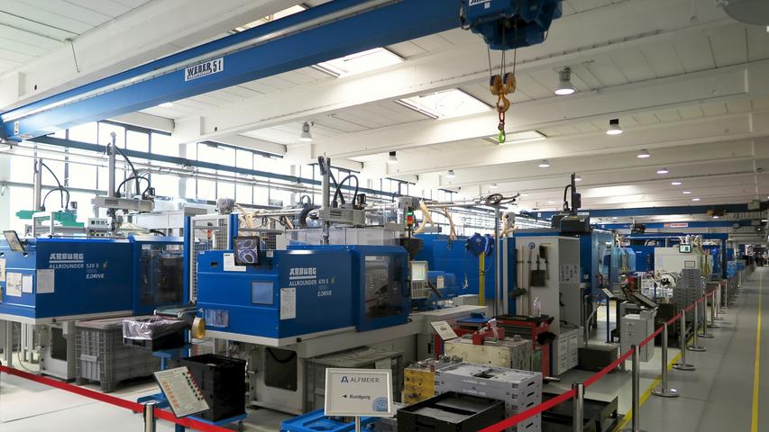 Mit der Einweihung ihres neuen Verwaltungsgebäudes am Hauptsitz in der Treuchtlinger Industriestraße bekannte sich die Firma Alfmeier nicht nur zu ihrem ländlichen Standort, sondern richtete den Blick mit ihrem „Technology Day“ zugleich weit darüber hinaus auf die gesamte Welt sowie den Wandel von Arbeit, Konsum und Gesellschaft im Zeitalter der Digitalisierung. Einen Einblick in die Arbeitsweise im Werk und den Labors gaben zwischen Festakt und Podiumsdiskussion zum Thema „Digitalisierung und die Auswirkungen auf die Arbeitswelt“ mehrere Rundgänge durch das Unternehmen. Dabei gab es auch schon einen Vorgeschmack auf die gerade entstehende „Smart Factory“ in Kooperation mit Siemens. Eine technische Spielerei, die zeigt was möglich ist, waren zwei Roboterarme, die Weißbier einschenkten. Für einen Schreckmoment sorgte das heftige Gewitter, das am späten Nachmittag kurzzeitig drohte, das Festzelt wegzublasen und unter Wasser zu setzen. Mit der Einweihung ihres neuen Verwaltungsgebäudes am Hauptsitz in der Treuchtlinger Industriestraße bekannte sich die Firma Alfmeier nicht nur zu ihrem ländlichen Standort, sondern richtete den Blick mit ihrem „Technology Day“ zugleich weit darüber hinaus auf die gesamte Welt sowie den Wandel von Arbeit, Konsum und Gesellschaft im Zeitalter der Digitalisierung. Einen Einblick in die Arbeitsweise im Werk und den Labors gaben zwischen Festakt und Podiumsdiskussion zum Thema „Digitalisierung und die Auswirkungen auf die Arbeitswelt“ mehrere Rundgänge durch das Unternehmen. Dabei gab es auch schon einen Vorgeschmack auf die gerade entstehende „Smart Factory“ in Kooperation mit Siemens. Eine technische Spielerei, die zeigt was möglich ist, waren zwei Roboterarme, die Weißbier einschenkten. Für einen Schreckmoment sorgte das heftige Gewitter, das am späten Nachmittag kurzzeitig drohte, das Festzelt wegzublasen und unter Wasser zu setzen.