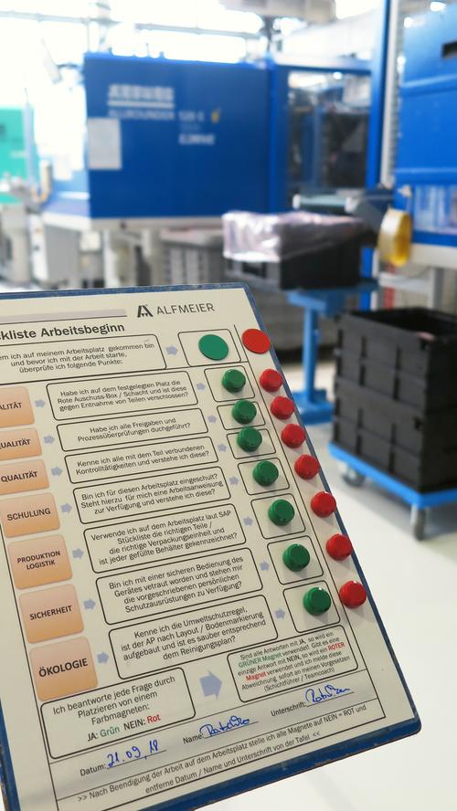 Mit der Einweihung ihres neuen Verwaltungsgebäudes am Hauptsitz in der Treuchtlinger Industriestraße bekannte sich die Firma Alfmeier nicht nur zu ihrem ländlichen Standort, sondern richtete den Blick mit ihrem „Technology Day“ zugleich weit darüber hinaus auf die gesamte Welt sowie den Wandel von Arbeit, Konsum und Gesellschaft im Zeitalter der Digitalisierung. Einen Einblick in die Arbeitsweise im Werk und den Labors gaben zwischen Festakt und Podiumsdiskussion zum Thema „Digitalisierung und die Auswirkungen auf die Arbeitswelt“ mehrere Rundgänge durch das Unternehmen. Dabei gab es auch schon einen Vorgeschmack auf die gerade entstehende „Smart Factory“ in Kooperation mit Siemens. Eine technische Spielerei, die zeigt was möglich ist, waren zwei Roboterarme, die Weißbier einschenkten. Für einen Schreckmoment sorgte das heftige Gewitter, das am späten Nachmittag kurzzeitig drohte, das Festzelt wegzublasen und unter Wasser zu setzen. Mit der Einweihung ihres neuen Verwaltungsgebäudes am Hauptsitz in der Treuchtlinger Industriestraße bekannte sich die Firma Alfmeier nicht nur zu ihrem ländlichen Standort, sondern richtete den Blick mit ihrem „Technology Day“ zugleich weit darüber hinaus auf die gesamte Welt sowie den Wandel von Arbeit, Konsum und Gesellschaft im Zeitalter der Digitalisierung. Einen Einblick in die Arbeitsweise im Werk und den Labors gaben zwischen Festakt und Podiumsdiskussion zum Thema „Digitalisierung und die Auswirkungen auf die Arbeitswelt“ mehrere Rundgänge durch das Unternehmen. Dabei gab es auch schon einen Vorgeschmack auf die gerade entstehende „Smart Factory“ in Kooperation mit Siemens. Eine technische Spielerei, die zeigt was möglich ist, waren zwei Roboterarme, die Weißbier einschenkten. Für einen Schreckmoment sorgte das heftige Gewitter, das am späten Nachmittag kurzzeitig drohte, das Festzelt wegzublasen und unter Wasser zu setzen.