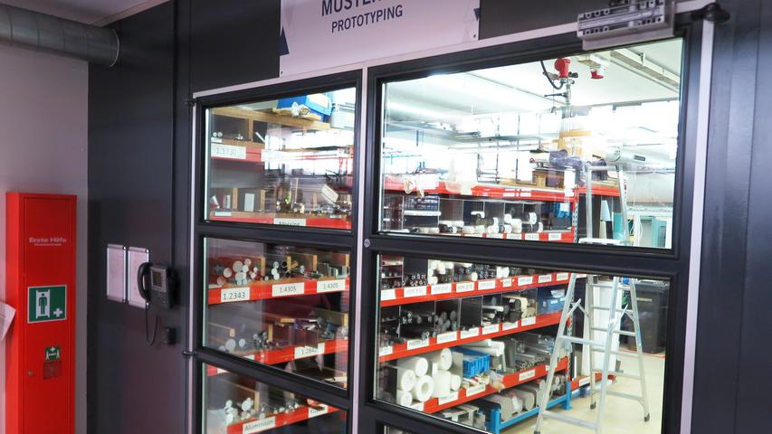 Mit der Einweihung ihres neuen Verwaltungsgebäudes am Hauptsitz in der Treuchtlinger Industriestraße bekannte sich die Firma Alfmeier nicht nur zu ihrem ländlichen Standort, sondern richtete den Blick mit ihrem „Technology Day“ zugleich weit darüber hinaus auf die gesamte Welt sowie den Wandel von Arbeit, Konsum und Gesellschaft im Zeitalter der Digitalisierung. Einen Einblick in die Arbeitsweise im Werk und den Labors gaben zwischen Festakt und Podiumsdiskussion zum Thema „Digitalisierung und die Auswirkungen auf die Arbeitswelt“ mehrere Rundgänge durch das Unternehmen. Dabei gab es auch schon einen Vorgeschmack auf die gerade entstehende „Smart Factory“ in Kooperation mit Siemens. Eine technische Spielerei, die zeigt was möglich ist, waren zwei Roboterarme, die Weißbier einschenkten. Für einen Schreckmoment sorgte das heftige Gewitter, das am späten Nachmittag kurzzeitig drohte, das Festzelt wegzublasen und unter Wasser zu setzen. Mit der Einweihung ihres neuen Verwaltungsgebäudes am Hauptsitz in der Treuchtlinger Industriestraße bekannte sich die Firma Alfmeier nicht nur zu ihrem ländlichen Standort, sondern richtete den Blick mit ihrem „Technology Day“ zugleich weit darüber hinaus auf die gesamte Welt sowie den Wandel von Arbeit, Konsum und Gesellschaft im Zeitalter der Digitalisierung. Einen Einblick in die Arbeitsweise im Werk und den Labors gaben zwischen Festakt und Podiumsdiskussion zum Thema „Digitalisierung und die Auswirkungen auf die Arbeitswelt“ mehrere Rundgänge durch das Unternehmen. Dabei gab es auch schon einen Vorgeschmack auf die gerade entstehende „Smart Factory“ in Kooperation mit Siemens. Eine technische Spielerei, die zeigt was möglich ist, waren zwei Roboterarme, die Weißbier einschenkten. Für einen Schreckmoment sorgte das heftige Gewitter, das am späten Nachmittag kurzzeitig drohte, das Festzelt wegzublasen und unter Wasser zu setzen.