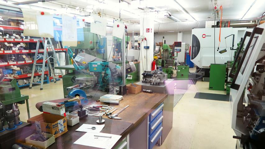 Mit der Einweihung ihres neuen Verwaltungsgebäudes am Hauptsitz in der Treuchtlinger Industriestraße bekannte sich die Firma Alfmeier nicht nur zu ihrem ländlichen Standort, sondern richtete den Blick mit ihrem „Technology Day“ zugleich weit darüber hinaus auf die gesamte Welt sowie den Wandel von Arbeit, Konsum und Gesellschaft im Zeitalter der Digitalisierung. Einen Einblick in die Arbeitsweise im Werk und den Labors gaben zwischen Festakt und Podiumsdiskussion zum Thema „Digitalisierung und die Auswirkungen auf die Arbeitswelt“ mehrere Rundgänge durch das Unternehmen. Dabei gab es auch schon einen Vorgeschmack auf die gerade entstehende „Smart Factory“ in Kooperation mit Siemens. Eine technische Spielerei, die zeigt was möglich ist, waren zwei Roboterarme, die Weißbier einschenkten. Für einen Schreckmoment sorgte das heftige Gewitter, das am späten Nachmittag kurzzeitig drohte, das Festzelt wegzublasen und unter Wasser zu setzen. Mit der Einweihung ihres neuen Verwaltungsgebäudes am Hauptsitz in der Treuchtlinger Industriestraße bekannte sich die Firma Alfmeier nicht nur zu ihrem ländlichen Standort, sondern richtete den Blick mit ihrem „Technology Day“ zugleich weit darüber hinaus auf die gesamte Welt sowie den Wandel von Arbeit, Konsum und Gesellschaft im Zeitalter der Digitalisierung. Einen Einblick in die Arbeitsweise im Werk und den Labors gaben zwischen Festakt und Podiumsdiskussion zum Thema „Digitalisierung und die Auswirkungen auf die Arbeitswelt“ mehrere Rundgänge durch das Unternehmen. Dabei gab es auch schon einen Vorgeschmack auf die gerade entstehende „Smart Factory“ in Kooperation mit Siemens. Eine technische Spielerei, die zeigt was möglich ist, waren zwei Roboterarme, die Weißbier einschenkten. Für einen Schreckmoment sorgte das heftige Gewitter, das am späten Nachmittag kurzzeitig drohte, das Festzelt wegzublasen und unter Wasser zu setzen.