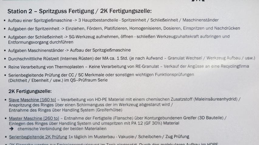 Mit der Einweihung ihres neuen Verwaltungsgebäudes am Hauptsitz in der Treuchtlinger Industriestraße bekannte sich die Firma Alfmeier nicht nur zu ihrem ländlichen Standort, sondern richtete den Blick mit ihrem „Technology Day“ zugleich weit darüber hinaus auf die gesamte Welt sowie den Wandel von Arbeit, Konsum und Gesellschaft im Zeitalter der Digitalisierung. Einen Einblick in die Arbeitsweise im Werk und den Labors gaben zwischen Festakt und Podiumsdiskussion zum Thema „Digitalisierung und die Auswirkungen auf die Arbeitswelt“ mehrere Rundgänge durch das Unternehmen. Dabei gab es auch schon einen Vorgeschmack auf die gerade entstehende „Smart Factory“ in Kooperation mit Siemens. Eine technische Spielerei, die zeigt was möglich ist, waren zwei Roboterarme, die Weißbier einschenkten. Für einen Schreckmoment sorgte das heftige Gewitter, das am späten Nachmittag kurzzeitig drohte, das Festzelt wegzublasen und unter Wasser zu setzen.