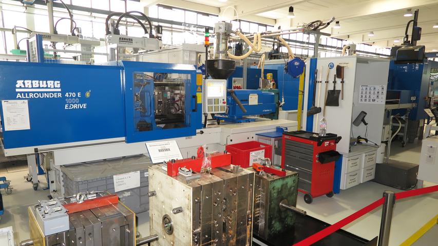 Mit der Einweihung ihres neuen Verwaltungsgebäudes am Hauptsitz in der Treuchtlinger Industriestraße bekannte sich die Firma Alfmeier nicht nur zu ihrem ländlichen Standort, sondern richtete den Blick mit ihrem „Technology Day“ zugleich weit darüber hinaus auf die gesamte Welt sowie den Wandel von Arbeit, Konsum und Gesellschaft im Zeitalter der Digitalisierung. Einen Einblick in die Arbeitsweise im Werk und den Labors gaben zwischen Festakt und Podiumsdiskussion zum Thema „Digitalisierung und die Auswirkungen auf die Arbeitswelt“ mehrere Rundgänge durch das Unternehmen. Dabei gab es auch schon einen Vorgeschmack auf die gerade entstehende „Smart Factory“ in Kooperation mit Siemens. Eine technische Spielerei, die zeigt was möglich ist, waren zwei Roboterarme, die Weißbier einschenkten. Für einen Schreckmoment sorgte das heftige Gewitter, das am späten Nachmittag kurzzeitig drohte, das Festzelt wegzublasen und unter Wasser zu setzen. Mit der Einweihung ihres neuen Verwaltungsgebäudes am Hauptsitz in der Treuchtlinger Industriestraße bekannte sich die Firma Alfmeier nicht nur zu ihrem ländlichen Standort, sondern richtete den Blick mit ihrem „Technology Day“ zugleich weit darüber hinaus auf die gesamte Welt sowie den Wandel von Arbeit, Konsum und Gesellschaft im Zeitalter der Digitalisierung. Einen Einblick in die Arbeitsweise im Werk und den Labors gaben zwischen Festakt und Podiumsdiskussion zum Thema „Digitalisierung und die Auswirkungen auf die Arbeitswelt“ mehrere Rundgänge durch das Unternehmen. Dabei gab es auch schon einen Vorgeschmack auf die gerade entstehende „Smart Factory“ in Kooperation mit Siemens. Eine technische Spielerei, die zeigt was möglich ist, waren zwei Roboterarme, die Weißbier einschenkten. Für einen Schreckmoment sorgte das heftige Gewitter, das am späten Nachmittag kurzzeitig drohte, das Festzelt wegzublasen und unter Wasser zu setzen.