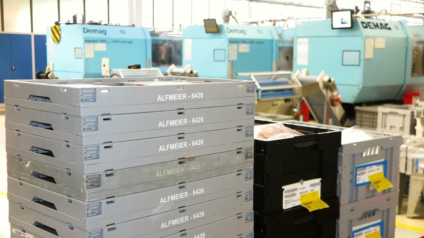 Mit der Einweihung ihres neuen Verwaltungsgebäudes am Hauptsitz in der Treuchtlinger Industriestraße bekannte sich die Firma Alfmeier nicht nur zu ihrem ländlichen Standort, sondern richtete den Blick mit ihrem „Technology Day“ zugleich weit darüber hinaus auf die gesamte Welt sowie den Wandel von Arbeit, Konsum und Gesellschaft im Zeitalter der Digitalisierung. Einen Einblick in die Arbeitsweise im Werk und den Labors gaben zwischen Festakt und Podiumsdiskussion zum Thema „Digitalisierung und die Auswirkungen auf die Arbeitswelt“ mehrere Rundgänge durch das Unternehmen. Dabei gab es auch schon einen Vorgeschmack auf die gerade entstehende „Smart Factory“ in Kooperation mit Siemens. Eine technische Spielerei, die zeigt was möglich ist, waren zwei Roboterarme, die Weißbier einschenkten. Für einen Schreckmoment sorgte das heftige Gewitter, das am späten Nachmittag kurzzeitig drohte, das Festzelt wegzublasen und unter Wasser zu setzen. Mit der Einweihung ihres neuen Verwaltungsgebäudes am Hauptsitz in der Treuchtlinger Industriestraße bekannte sich die Firma Alfmeier nicht nur zu ihrem ländlichen Standort, sondern richtete den Blick mit ihrem „Technology Day“ zugleich weit darüber hinaus auf die gesamte Welt sowie den Wandel von Arbeit, Konsum und Gesellschaft im Zeitalter der Digitalisierung. Einen Einblick in die Arbeitsweise im Werk und den Labors gaben zwischen Festakt und Podiumsdiskussion zum Thema „Digitalisierung und die Auswirkungen auf die Arbeitswelt“ mehrere Rundgänge durch das Unternehmen. Dabei gab es auch schon einen Vorgeschmack auf die gerade entstehende „Smart Factory“ in Kooperation mit Siemens. Eine technische Spielerei, die zeigt was möglich ist, waren zwei Roboterarme, die Weißbier einschenkten. Für einen Schreckmoment sorgte das heftige Gewitter, das am späten Nachmittag kurzzeitig drohte, das Festzelt wegzublasen und unter Wasser zu setzen.