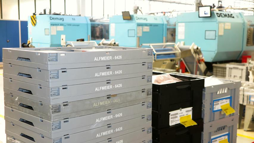 Mit der Einweihung ihres neuen Verwaltungsgebäudes am Hauptsitz in der Treuchtlinger Industriestraße bekannte sich die Firma Alfmeier nicht nur zu ihrem ländlichen Standort, sondern richtete den Blick mit ihrem „Technology Day“ zugleich weit darüber hinaus auf die gesamte Welt sowie den Wandel von Arbeit, Konsum und Gesellschaft im Zeitalter der Digitalisierung. Einen Einblick in die Arbeitsweise im Werk und den Labors gaben zwischen Festakt und Podiumsdiskussion zum Thema „Digitalisierung und die Auswirkungen auf die Arbeitswelt“ mehrere Rundgänge durch das Unternehmen. Dabei gab es auch schon einen Vorgeschmack auf die gerade entstehende „Smart Factory“ in Kooperation mit Siemens. Eine technische Spielerei, die zeigt was möglich ist, waren zwei Roboterarme, die Weißbier einschenkten. Für einen Schreckmoment sorgte das heftige Gewitter, das am späten Nachmittag kurzzeitig drohte, das Festzelt wegzublasen und unter Wasser zu setzen.