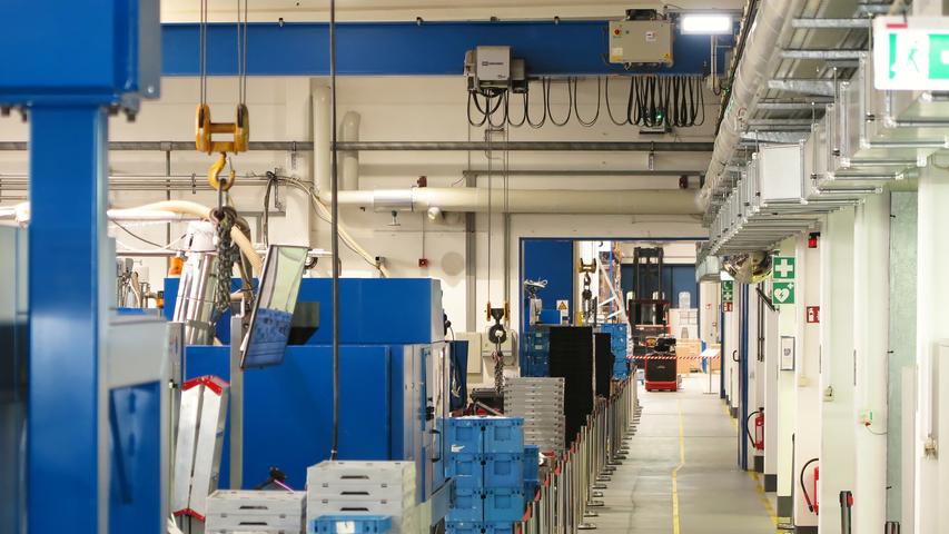 Mit der Einweihung ihres neuen Verwaltungsgebäudes am Hauptsitz in der Treuchtlinger Industriestraße bekannte sich die Firma Alfmeier nicht nur zu ihrem ländlichen Standort, sondern richtete den Blick mit ihrem „Technology Day“ zugleich weit darüber hinaus auf die gesamte Welt sowie den Wandel von Arbeit, Konsum und Gesellschaft im Zeitalter der Digitalisierung. Einen Einblick in die Arbeitsweise im Werk und den Labors gaben zwischen Festakt und Podiumsdiskussion zum Thema „Digitalisierung und die Auswirkungen auf die Arbeitswelt“ mehrere Rundgänge durch das Unternehmen. Dabei gab es auch schon einen Vorgeschmack auf die gerade entstehende „Smart Factory“ in Kooperation mit Siemens. Eine technische Spielerei, die zeigt was möglich ist, waren zwei Roboterarme, die Weißbier einschenkten. Für einen Schreckmoment sorgte das heftige Gewitter, das am späten Nachmittag kurzzeitig drohte, das Festzelt wegzublasen und unter Wasser zu setzen. Mit der Einweihung ihres neuen Verwaltungsgebäudes am Hauptsitz in der Treuchtlinger Industriestraße bekannte sich die Firma Alfmeier nicht nur zu ihrem ländlichen Standort, sondern richtete den Blick mit ihrem „Technology Day“ zugleich weit darüber hinaus auf die gesamte Welt sowie den Wandel von Arbeit, Konsum und Gesellschaft im Zeitalter der Digitalisierung. Einen Einblick in die Arbeitsweise im Werk und den Labors gaben zwischen Festakt und Podiumsdiskussion zum Thema „Digitalisierung und die Auswirkungen auf die Arbeitswelt“ mehrere Rundgänge durch das Unternehmen. Dabei gab es auch schon einen Vorgeschmack auf die gerade entstehende „Smart Factory“ in Kooperation mit Siemens. Eine technische Spielerei, die zeigt was möglich ist, waren zwei Roboterarme, die Weißbier einschenkten. Für einen Schreckmoment sorgte das heftige Gewitter, das am späten Nachmittag kurzzeitig drohte, das Festzelt wegzublasen und unter Wasser zu setzen.