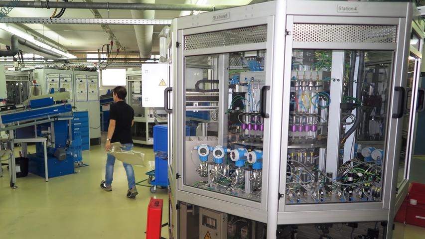Mit der Einweihung ihres neuen Verwaltungsgebäudes am Hauptsitz in der Treuchtlinger Industriestraße bekannte sich die Firma Alfmeier nicht nur zu ihrem ländlichen Standort, sondern richtete den Blick mit ihrem „Technology Day“ zugleich weit darüber hinaus auf die gesamte Welt sowie den Wandel von Arbeit, Konsum und Gesellschaft im Zeitalter der Digitalisierung. Einen Einblick in die Arbeitsweise im Werk und den Labors gaben zwischen Festakt und Podiumsdiskussion zum Thema „Digitalisierung und die Auswirkungen auf die Arbeitswelt“ mehrere Rundgänge durch das Unternehmen. Dabei gab es auch schon einen Vorgeschmack auf die gerade entstehende „Smart Factory“ in Kooperation mit Siemens. Eine technische Spielerei, die zeigt was möglich ist, waren zwei Roboterarme, die Weißbier einschenkten. Für einen Schreckmoment sorgte das heftige Gewitter, das am späten Nachmittag kurzzeitig drohte, das Festzelt wegzublasen und unter Wasser zu setzen. Mit der Einweihung ihres neuen Verwaltungsgebäudes am Hauptsitz in der Treuchtlinger Industriestraße bekannte sich die Firma Alfmeier nicht nur zu ihrem ländlichen Standort, sondern richtete den Blick mit ihrem „Technology Day“ zugleich weit darüber hinaus auf die gesamte Welt sowie den Wandel von Arbeit, Konsum und Gesellschaft im Zeitalter der Digitalisierung. Einen Einblick in die Arbeitsweise im Werk und den Labors gaben zwischen Festakt und Podiumsdiskussion zum Thema „Digitalisierung und die Auswirkungen auf die Arbeitswelt“ mehrere Rundgänge durch das Unternehmen. Dabei gab es auch schon einen Vorgeschmack auf die gerade entstehende „Smart Factory“ in Kooperation mit Siemens. Eine technische Spielerei, die zeigt was möglich ist, waren zwei Roboterarme, die Weißbier einschenkten. Für einen Schreckmoment sorgte das heftige Gewitter, das am späten Nachmittag kurzzeitig drohte, das Festzelt wegzublasen und unter Wasser zu setzen.