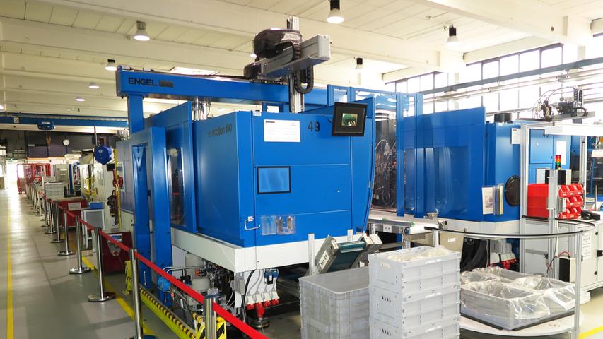 Mit der Einweihung ihres neuen Verwaltungsgebäudes am Hauptsitz in der Treuchtlinger Industriestraße bekannte sich die Firma Alfmeier nicht nur zu ihrem ländlichen Standort, sondern richtete den Blick mit ihrem „Technology Day“ zugleich weit darüber hinaus auf die gesamte Welt sowie den Wandel von Arbeit, Konsum und Gesellschaft im Zeitalter der Digitalisierung. Einen Einblick in die Arbeitsweise im Werk und den Labors gaben zwischen Festakt und Podiumsdiskussion zum Thema „Digitalisierung und die Auswirkungen auf die Arbeitswelt“ mehrere Rundgänge durch das Unternehmen. Dabei gab es auch schon einen Vorgeschmack auf die gerade entstehende „Smart Factory“ in Kooperation mit Siemens. Eine technische Spielerei, die zeigt was möglich ist, waren zwei Roboterarme, die Weißbier einschenkten. Für einen Schreckmoment sorgte das heftige Gewitter, das am späten Nachmittag kurzzeitig drohte, das Festzelt wegzublasen und unter Wasser zu setzen. Mit der Einweihung ihres neuen Verwaltungsgebäudes am Hauptsitz in der Treuchtlinger Industriestraße bekannte sich die Firma Alfmeier nicht nur zu ihrem ländlichen Standort, sondern richtete den Blick mit ihrem „Technology Day“ zugleich weit darüber hinaus auf die gesamte Welt sowie den Wandel von Arbeit, Konsum und Gesellschaft im Zeitalter der Digitalisierung. Einen Einblick in die Arbeitsweise im Werk und den Labors gaben zwischen Festakt und Podiumsdiskussion zum Thema „Digitalisierung und die Auswirkungen auf die Arbeitswelt“ mehrere Rundgänge durch das Unternehmen. Dabei gab es auch schon einen Vorgeschmack auf die gerade entstehende „Smart Factory“ in Kooperation mit Siemens. Eine technische Spielerei, die zeigt was möglich ist, waren zwei Roboterarme, die Weißbier einschenkten. Für einen Schreckmoment sorgte das heftige Gewitter, das am späten Nachmittag kurzzeitig drohte, das Festzelt wegzublasen und unter Wasser zu setzen.