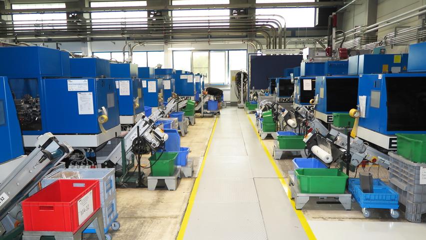 Mit der Einweihung ihres neuen Verwaltungsgebäudes am Hauptsitz in der Treuchtlinger Industriestraße bekannte sich die Firma Alfmeier nicht nur zu ihrem ländlichen Standort, sondern richtete den Blick mit ihrem „Technology Day“ zugleich weit darüber hinaus auf die gesamte Welt sowie den Wandel von Arbeit, Konsum und Gesellschaft im Zeitalter der Digitalisierung. Einen Einblick in die Arbeitsweise im Werk und den Labors gaben zwischen Festakt und Podiumsdiskussion zum Thema „Digitalisierung und die Auswirkungen auf die Arbeitswelt“ mehrere Rundgänge durch das Unternehmen. Dabei gab es auch schon einen Vorgeschmack auf die gerade entstehende „Smart Factory“ in Kooperation mit Siemens. Eine technische Spielerei, die zeigt was möglich ist, waren zwei Roboterarme, die Weißbier einschenkten. Für einen Schreckmoment sorgte das heftige Gewitter, das am späten Nachmittag kurzzeitig drohte, das Festzelt wegzublasen und unter Wasser zu setzen. Mit der Einweihung ihres neuen Verwaltungsgebäudes am Hauptsitz in der Treuchtlinger Industriestraße bekannte sich die Firma Alfmeier nicht nur zu ihrem ländlichen Standort, sondern richtete den Blick mit ihrem „Technology Day“ zugleich weit darüber hinaus auf die gesamte Welt sowie den Wandel von Arbeit, Konsum und Gesellschaft im Zeitalter der Digitalisierung. Einen Einblick in die Arbeitsweise im Werk und den Labors gaben zwischen Festakt und Podiumsdiskussion zum Thema „Digitalisierung und die Auswirkungen auf die Arbeitswelt“ mehrere Rundgänge durch das Unternehmen. Dabei gab es auch schon einen Vorgeschmack auf die gerade entstehende „Smart Factory“ in Kooperation mit Siemens. Eine technische Spielerei, die zeigt was möglich ist, waren zwei Roboterarme, die Weißbier einschenkten. Für einen Schreckmoment sorgte das heftige Gewitter, das am späten Nachmittag kurzzeitig drohte, das Festzelt wegzublasen und unter Wasser zu setzen.