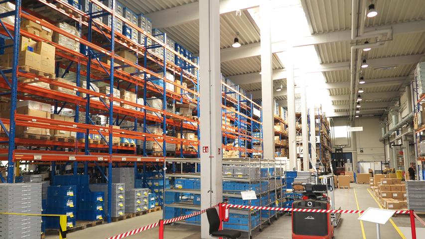 Mit der Einweihung ihres neuen Verwaltungsgebäudes am Hauptsitz in der Treuchtlinger Industriestraße bekannte sich die Firma Alfmeier nicht nur zu ihrem ländlichen Standort, sondern richtete den Blick mit ihrem „Technology Day“ zugleich weit darüber hinaus auf die gesamte Welt sowie den Wandel von Arbeit, Konsum und Gesellschaft im Zeitalter der Digitalisierung. Einen Einblick in die Arbeitsweise im Werk und den Labors gaben zwischen Festakt und Podiumsdiskussion zum Thema „Digitalisierung und die Auswirkungen auf die Arbeitswelt“ mehrere Rundgänge durch das Unternehmen. Dabei gab es auch schon einen Vorgeschmack auf die gerade entstehende „Smart Factory“ in Kooperation mit Siemens. Eine technische Spielerei, die zeigt was möglich ist, waren zwei Roboterarme, die Weißbier einschenkten. Für einen Schreckmoment sorgte das heftige Gewitter, das am späten Nachmittag kurzzeitig drohte, das Festzelt wegzublasen und unter Wasser zu setzen. Mit der Einweihung ihres neuen Verwaltungsgebäudes am Hauptsitz in der Treuchtlinger Industriestraße bekannte sich die Firma Alfmeier nicht nur zu ihrem ländlichen Standort, sondern richtete den Blick mit ihrem „Technology Day“ zugleich weit darüber hinaus auf die gesamte Welt sowie den Wandel von Arbeit, Konsum und Gesellschaft im Zeitalter der Digitalisierung. Einen Einblick in die Arbeitsweise im Werk und den Labors gaben zwischen Festakt und Podiumsdiskussion zum Thema „Digitalisierung und die Auswirkungen auf die Arbeitswelt“ mehrere Rundgänge durch das Unternehmen. Dabei gab es auch schon einen Vorgeschmack auf die gerade entstehende „Smart Factory“ in Kooperation mit Siemens. Eine technische Spielerei, die zeigt was möglich ist, waren zwei Roboterarme, die Weißbier einschenkten. Für einen Schreckmoment sorgte das heftige Gewitter, das am späten Nachmittag kurzzeitig drohte, das Festzelt wegzublasen und unter Wasser zu setzen.