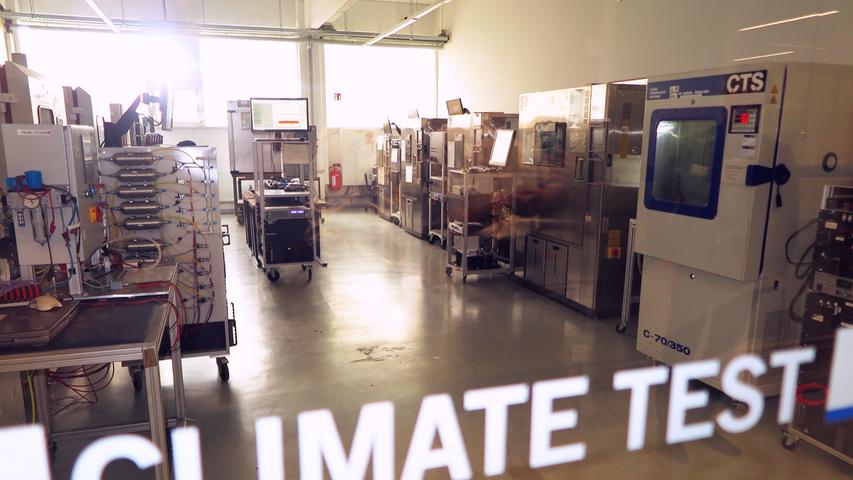 Mit der Einweihung ihres neuen Verwaltungsgebäudes am Hauptsitz in der Treuchtlinger Industriestraße bekannte sich die Firma Alfmeier nicht nur zu ihrem ländlichen Standort, sondern richtete den Blick mit ihrem „Technology Day“ zugleich weit darüber hinaus auf die gesamte Welt sowie den Wandel von Arbeit, Konsum und Gesellschaft im Zeitalter der Digitalisierung. Einen Einblick in die Arbeitsweise im Werk und den Labors gaben zwischen Festakt und Podiumsdiskussion zum Thema „Digitalisierung und die Auswirkungen auf die Arbeitswelt“ mehrere Rundgänge durch das Unternehmen. Dabei gab es auch schon einen Vorgeschmack auf die gerade entstehende „Smart Factory“ in Kooperation mit Siemens. Eine technische Spielerei, die zeigt was möglich ist, waren zwei Roboterarme, die Weißbier einschenkten. Für einen Schreckmoment sorgte das heftige Gewitter, das am späten Nachmittag kurzzeitig drohte, das Festzelt wegzublasen und unter Wasser zu setzen. Mit der Einweihung ihres neuen Verwaltungsgebäudes am Hauptsitz in der Treuchtlinger Industriestraße bekannte sich die Firma Alfmeier nicht nur zu ihrem ländlichen Standort, sondern richtete den Blick mit ihrem „Technology Day“ zugleich weit darüber hinaus auf die gesamte Welt sowie den Wandel von Arbeit, Konsum und Gesellschaft im Zeitalter der Digitalisierung. Einen Einblick in die Arbeitsweise im Werk und den Labors gaben zwischen Festakt und Podiumsdiskussion zum Thema „Digitalisierung und die Auswirkungen auf die Arbeitswelt“ mehrere Rundgänge durch das Unternehmen. Dabei gab es auch schon einen Vorgeschmack auf die gerade entstehende „Smart Factory“ in Kooperation mit Siemens. Eine technische Spielerei, die zeigt was möglich ist, waren zwei Roboterarme, die Weißbier einschenkten. Für einen Schreckmoment sorgte das heftige Gewitter, das am späten Nachmittag kurzzeitig drohte, das Festzelt wegzublasen und unter Wasser zu setzen.