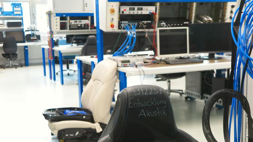 Mit der Einweihung ihres neuen Verwaltungsgebäudes am Hauptsitz in der Treuchtlinger Industriestraße bekannte sich die Firma Alfmeier nicht nur zu ihrem ländlichen Standort, sondern richtete den Blick mit ihrem „Technology Day“ zugleich weit darüber hinaus auf die gesamte Welt sowie den Wandel von Arbeit, Konsum und Gesellschaft im Zeitalter der Digitalisierung. Einen Einblick in die Arbeitsweise im Werk und den Labors gaben zwischen Festakt und Podiumsdiskussion zum Thema „Digitalisierung und die Auswirkungen auf die Arbeitswelt“ mehrere Rundgänge durch das Unternehmen. Dabei gab es auch schon einen Vorgeschmack auf die gerade entstehende „Smart Factory“ in Kooperation mit Siemens. Eine technische Spielerei, die zeigt was möglich ist, waren zwei Roboterarme, die Weißbier einschenkten. Für einen Schreckmoment sorgte das heftige Gewitter, das am späten Nachmittag kurzzeitig drohte, das Festzelt wegzublasen und unter Wasser zu setzen. Mit der Einweihung ihres neuen Verwaltungsgebäudes am Hauptsitz in der Treuchtlinger Industriestraße bekannte sich die Firma Alfmeier nicht nur zu ihrem ländlichen Standort, sondern richtete den Blick mit ihrem „Technology Day“ zugleich weit darüber hinaus auf die gesamte Welt sowie den Wandel von Arbeit, Konsum und Gesellschaft im Zeitalter der Digitalisierung. Einen Einblick in die Arbeitsweise im Werk und den Labors gaben zwischen Festakt und Podiumsdiskussion zum Thema „Digitalisierung und die Auswirkungen auf die Arbeitswelt“ mehrere Rundgänge durch das Unternehmen. Dabei gab es auch schon einen Vorgeschmack auf die gerade entstehende „Smart Factory“ in Kooperation mit Siemens. Eine technische Spielerei, die zeigt was möglich ist, waren zwei Roboterarme, die Weißbier einschenkten. Für einen Schreckmoment sorgte das heftige Gewitter, das am späten Nachmittag kurzzeitig drohte, das Festzelt wegzublasen und unter Wasser zu setzen.