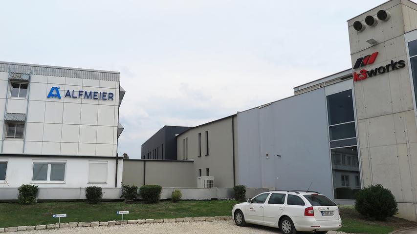 Mit der Einweihung ihres neuen Verwaltungsgebäudes am Hauptsitz in der Treuchtlinger Industriestraße bekannte sich die Firma Alfmeier nicht nur zu ihrem ländlichen Standort, sondern richtete den Blick mit ihrem „Technology Day“ zugleich weit darüber hinaus auf die gesamte Welt sowie den Wandel von Arbeit, Konsum und Gesellschaft im Zeitalter der Digitalisierung. Einen Einblick in die Arbeitsweise im Werk und den Labors gaben zwischen Festakt und Podiumsdiskussion zum Thema „Digitalisierung und die Auswirkungen auf die Arbeitswelt“ mehrere Rundgänge durch das Unternehmen. Dabei gab es auch schon einen Vorgeschmack auf die gerade entstehende „Smart Factory“ in Kooperation mit Siemens. Eine technische Spielerei, die zeigt was möglich ist, waren zwei Roboterarme, die Weißbier einschenkten. Für einen Schreckmoment sorgte das heftige Gewitter, das am späten Nachmittag kurzzeitig drohte, das Festzelt wegzublasen und unter Wasser zu setzen. Mit der Einweihung ihres neuen Verwaltungsgebäudes am Hauptsitz in der Treuchtlinger Industriestraße bekannte sich die Firma Alfmeier nicht nur zu ihrem ländlichen Standort, sondern richtete den Blick mit ihrem „Technology Day“ zugleich weit darüber hinaus auf die gesamte Welt sowie den Wandel von Arbeit, Konsum und Gesellschaft im Zeitalter der Digitalisierung. Einen Einblick in die Arbeitsweise im Werk und den Labors gaben zwischen Festakt und Podiumsdiskussion zum Thema „Digitalisierung und die Auswirkungen auf die Arbeitswelt“ mehrere Rundgänge durch das Unternehmen. Dabei gab es auch schon einen Vorgeschmack auf die gerade entstehende „Smart Factory“ in Kooperation mit Siemens. Eine technische Spielerei, die zeigt was möglich ist, waren zwei Roboterarme, die Weißbier einschenkten. Für einen Schreckmoment sorgte das heftige Gewitter, das am späten Nachmittag kurzzeitig drohte, das Festzelt wegzublasen und unter Wasser zu setzen.