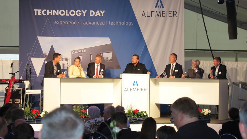 Mit der Einweihung ihres neuen Verwaltungsgebäudes am Hauptsitz in der Treuchtlinger Industriestraße bekannte sich die Firma Alfmeier nicht nur zu ihrem ländlichen Standort, sondern richtete den Blick mit ihrem „Technology Day“ zugleich weit darüber hinaus auf die gesamte Welt sowie den Wandel von Arbeit, Konsum und Gesellschaft im Zeitalter der Digitalisierung. Einen Einblick in die Arbeitsweise im Werk und den Labors gaben zwischen Festakt und Podiumsdiskussion zum Thema „Digitalisierung und die Auswirkungen auf die Arbeitswelt“ mehrere Rundgänge durch das Unternehmen. Dabei gab es auch schon einen Vorgeschmack auf die gerade entstehende „Smart Factory“ in Kooperation mit Siemens. Eine technische Spielerei, die zeigt was möglich ist, waren zwei Roboterarme, die Weißbier einschenkten. Für einen Schreckmoment sorgte das heftige Gewitter, das am späten Nachmittag kurzzeitig drohte, das Festzelt wegzublasen und unter Wasser zu setzen. Mit der Einweihung ihres neuen Verwaltungsgebäudes am Hauptsitz in der Treuchtlinger Industriestraße bekannte sich die Firma Alfmeier nicht nur zu ihrem ländlichen Standort, sondern richtete den Blick mit ihrem „Technology Day“ zugleich weit darüber hinaus auf die gesamte Welt sowie den Wandel von Arbeit, Konsum und Gesellschaft im Zeitalter der Digitalisierung. Einen Einblick in die Arbeitsweise im Werk und den Labors gaben zwischen Festakt und Podiumsdiskussion zum Thema „Digitalisierung und die Auswirkungen auf die Arbeitswelt“ mehrere Rundgänge durch das Unternehmen. Dabei gab es auch schon einen Vorgeschmack auf die gerade entstehende „Smart Factory“ in Kooperation mit Siemens. Eine technische Spielerei, die zeigt was möglich ist, waren zwei Roboterarme, die Weißbier einschenkten. Für einen Schreckmoment sorgte das heftige Gewitter, das am späten Nachmittag kurzzeitig drohte, das Festzelt wegzublasen und unter Wasser zu setzen.