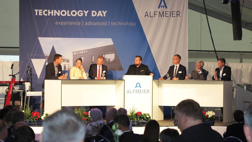 Mit der Einweihung ihres neuen Verwaltungsgebäudes am Hauptsitz in der Treuchtlinger Industriestraße bekannte sich die Firma Alfmeier nicht nur zu ihrem ländlichen Standort, sondern richtete den Blick mit ihrem „Technology Day“ zugleich weit darüber hinaus auf die gesamte Welt sowie den Wandel von Arbeit, Konsum und Gesellschaft im Zeitalter der Digitalisierung. Einen Einblick in die Arbeitsweise im Werk und den Labors gaben zwischen Festakt und Podiumsdiskussion zum Thema „Digitalisierung und die Auswirkungen auf die Arbeitswelt“ mehrere Rundgänge durch das Unternehmen. Dabei gab es auch schon einen Vorgeschmack auf die gerade entstehende „Smart Factory“ in Kooperation mit Siemens. Eine technische Spielerei, die zeigt was möglich ist, waren zwei Roboterarme, die Weißbier einschenkten. Für einen Schreckmoment sorgte das heftige Gewitter, das am späten Nachmittag kurzzeitig drohte, das Festzelt wegzublasen und unter Wasser zu setzen.