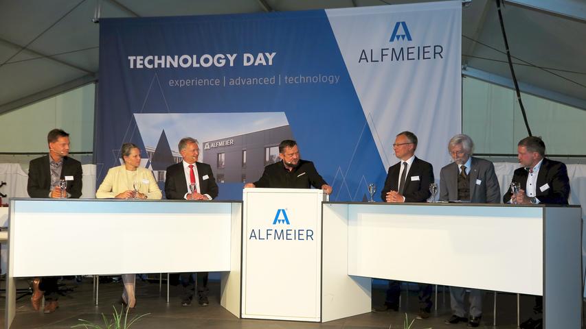 Mit der Einweihung ihres neuen Verwaltungsgebäudes am Hauptsitz in der Treuchtlinger Industriestraße bekannte sich die Firma Alfmeier nicht nur zu ihrem ländlichen Standort, sondern richtete den Blick mit ihrem „Technology Day“ zugleich weit darüber hinaus auf die gesamte Welt sowie den Wandel von Arbeit, Konsum und Gesellschaft im Zeitalter der Digitalisierung. Einen Einblick in die Arbeitsweise im Werk und den Labors gaben zwischen Festakt und Podiumsdiskussion zum Thema „Digitalisierung und die Auswirkungen auf die Arbeitswelt“ mehrere Rundgänge durch das Unternehmen. Dabei gab es auch schon einen Vorgeschmack auf die gerade entstehende „Smart Factory“ in Kooperation mit Siemens. Eine technische Spielerei, die zeigt was möglich ist, waren zwei Roboterarme, die Weißbier einschenkten. Für einen Schreckmoment sorgte das heftige Gewitter, das am späten Nachmittag kurzzeitig drohte, das Festzelt wegzublasen und unter Wasser zu setzen.