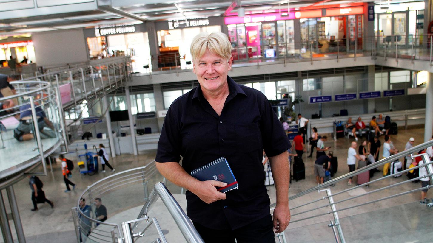 Jürgen Horst Dörfler hat sich für den Fototermin den Flughafen ausgesucht, der in seinem Stimmkreis liegt.