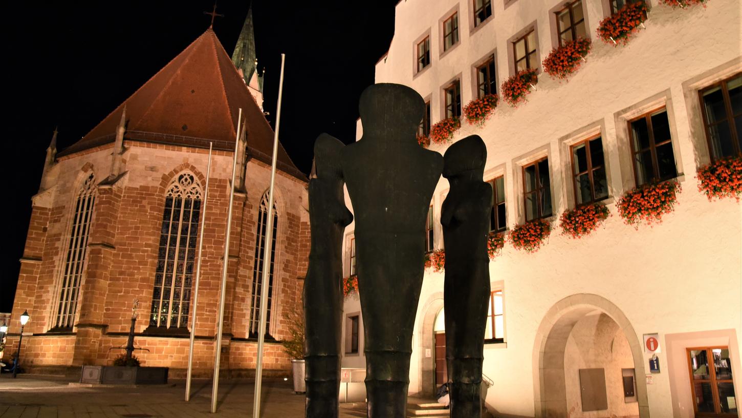Rathaus und Münster werden des nächtens angestrahlt. Das Konzept des Lichtdesigners Walter Bamberger hebt die architektonische Wirkung hervor.