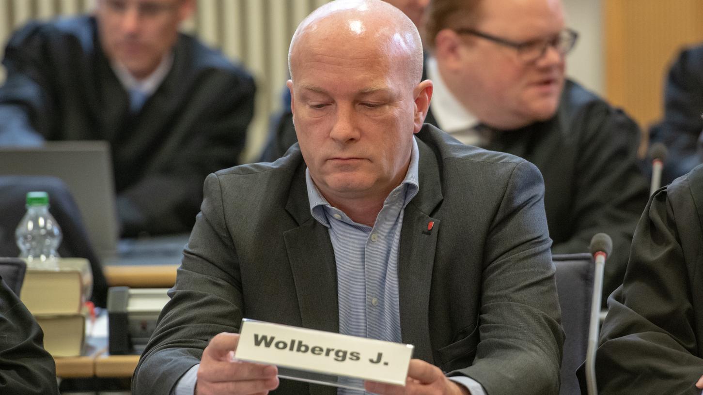 Joachim Wolbergs, der suspendierte Oberbürgermeister von Regensburg, muss sich vor dem Gericht wegen Vorteilsannahme und Verstoßes gegen das Parteiengesetz verantworten.