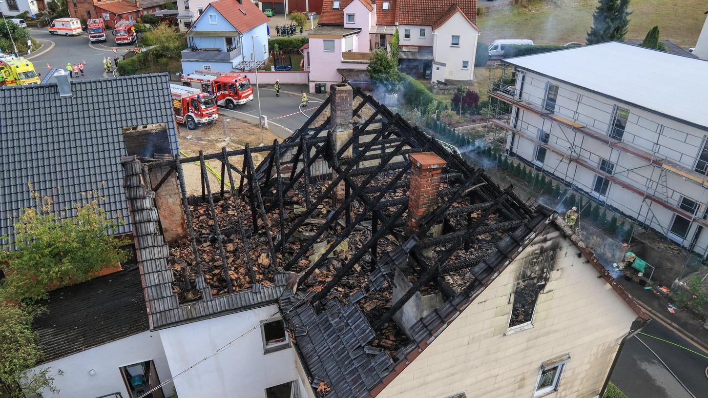 Flammen haben am Dienstagnachmittag in Lichtenfels den Dachstuhl eines kompletten Mehrfamilienhauses zerstört. Die drei Bewohner müssen nun anderweitig unterkommen.