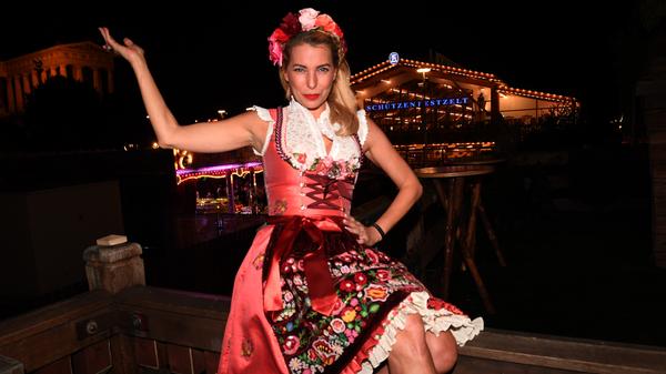 DJane Giulia Siegel ist Oktoberfest-Fan, doch Bier trinkt sie dort nicht. Die Tochter von Ralph Siegel bevorzugt Schnaps auf der Wiesn.
