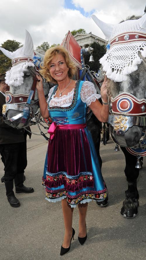 Dagmar Wöhrl (CSU) ging auf der Wiesn auf Tuchfühlung mit den bayerisch geschmückten Pferden. Die Nürnbergerin ist bekennende Tierfreundin - das zeigt sie auch auf dem Oktoberfest.