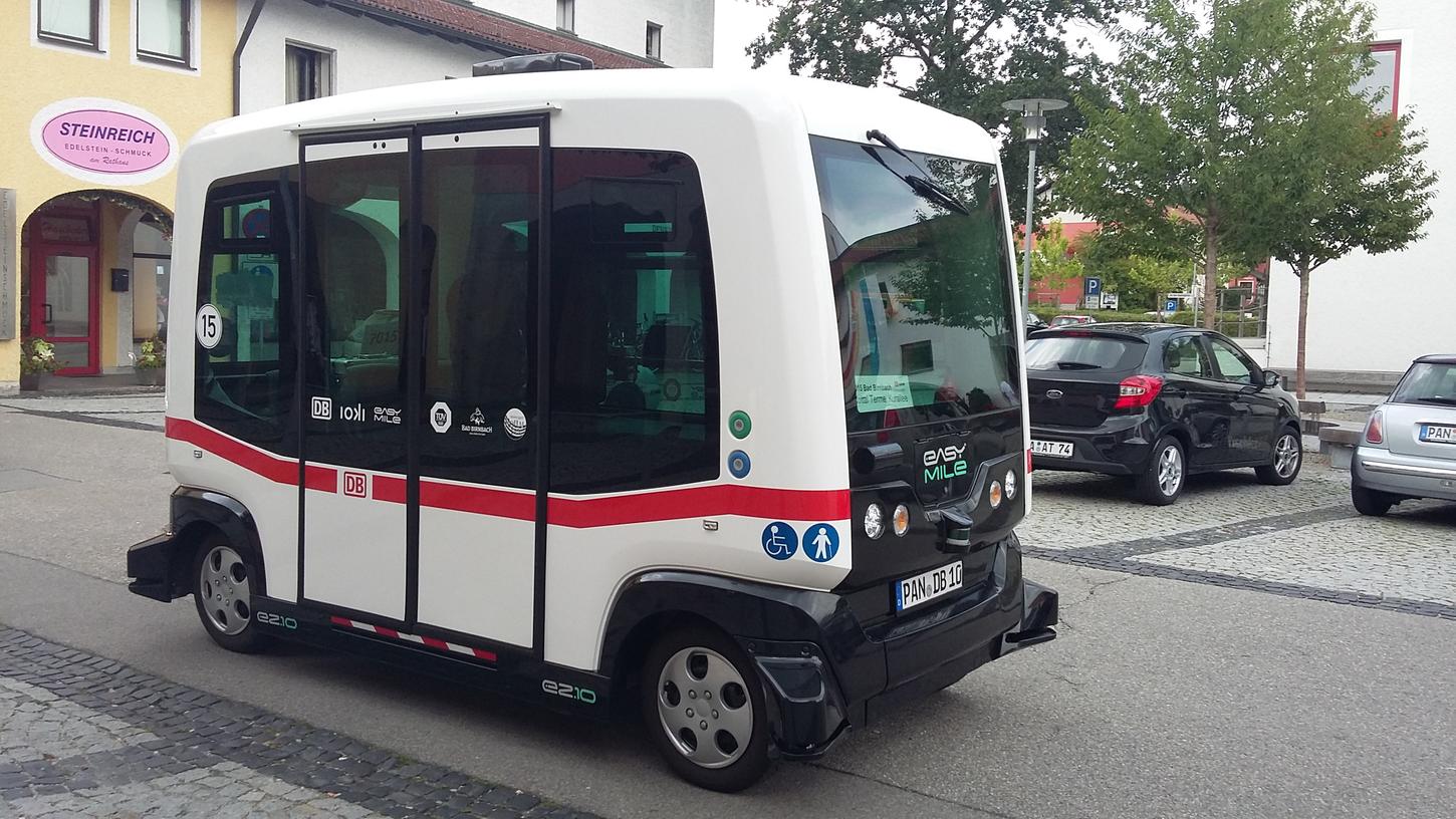 Auch autonom fahrende Fahrzeuge könnten in Zukunft eine Rolle spielen, so wie dieser Bus aus Bad Birnbach, den die PYR-einander-Vorsitzenden vor einiger Zeit in Augenschein nehmen konnten.
