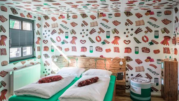 Kissen in Wurstform, eine Dose Bratwurstgehäck als Sitzgelegenheit: Das alles gibt es im Bratwursthotel BB&BB in Georgensgmünd bei Roth.