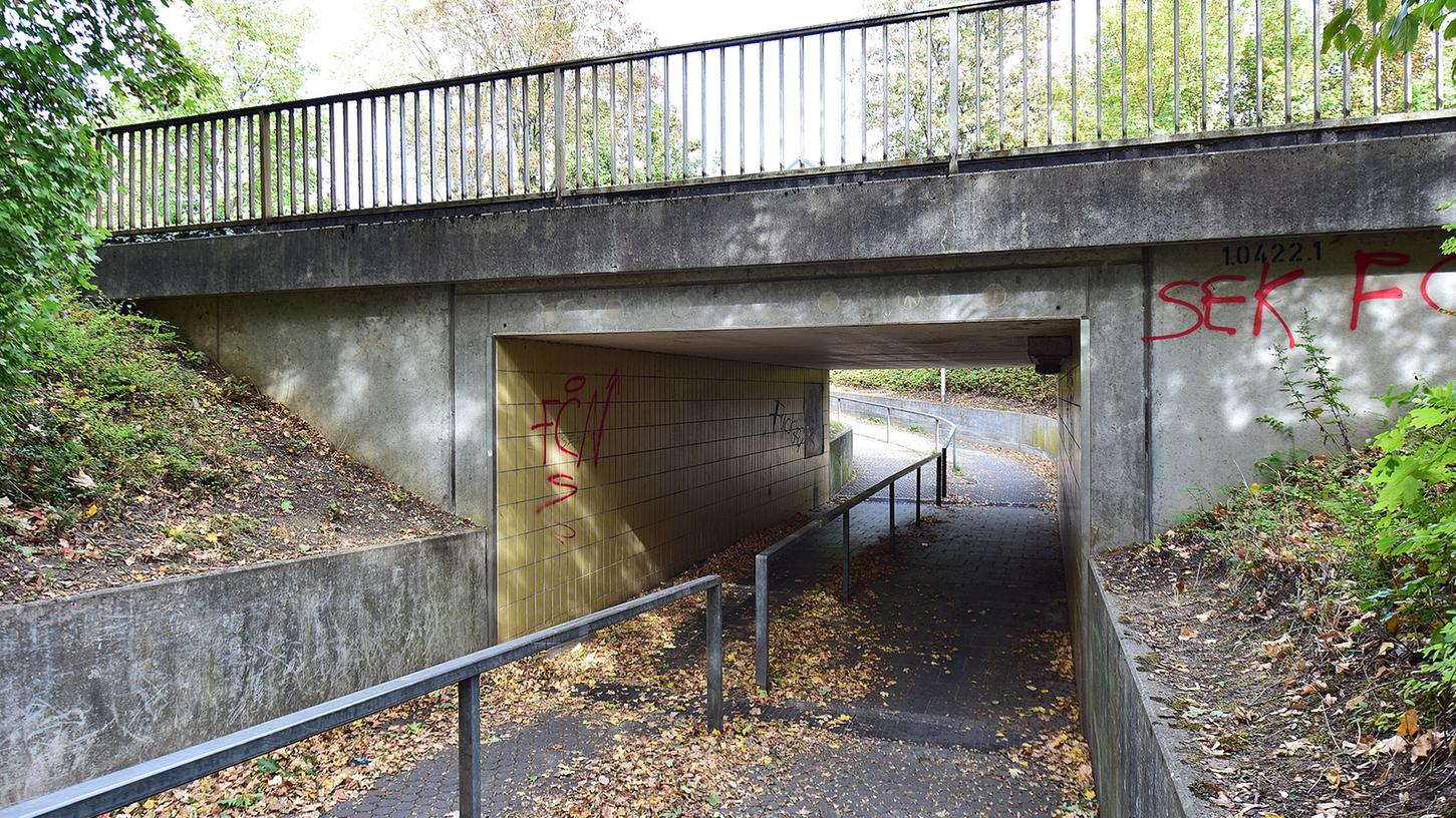 Die Tage dieses "FCN"-Graffito an der nördlichen (hier linken) Tunnelwand der Bonhoeffer-Unterführung scheinen gezählt: Hier soll der Zugang zur Rampe des Bahnhofs Forchheim-Nord entstehen.