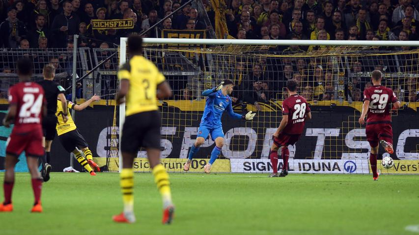 Eigentlich wollte der Club im ersten Aufeinandertreffen mit Dortmund seit 2014 ja beweisen, dass er in der 1. Bundesliga gut aufgehoben ist. Doch das misslang spektakulär. Schon in der neunten Minute ging der BVB in Führung, Marco Reus legte in der 32. Minute dann nach.