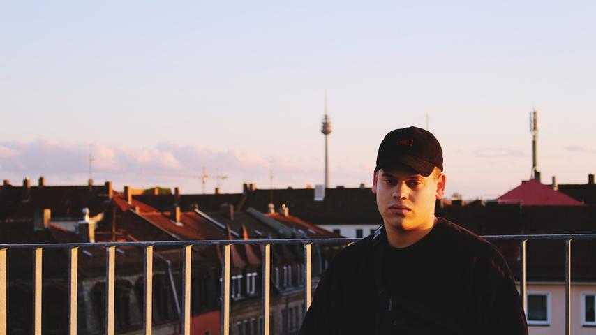 DMY aka Blackalbino aka Goldjunge ist ein Newcomer aus Franken, der seine Heimat mit einem überraschend neuen Soundbild vertritt. Producer wie Sleepy und FUFFI begleiten ihn auf seinem Weg. Sein vergangenes Tape ist eine Doppel-EP mit verschiedener Soundästhethik. Sein Liebe zum Turnup merkt man ihm bei seinen Liveauftritten schnell an. Spielort: Rosi Schulz - Spielzeit: 20.45 Uhr. DMY aka Blackalbino aka Goldjunge ist ein Newcomer aus Franken, der seine Heimat mit einem überraschend neuen Soundbild vertritt. Producer wie Sleepy und FUFFI begleiten ihn auf seinem Weg. Sein vergangenes Tape ist eine Doppel-EP mit verschiedener Soundästhethik. Sein Liebe zum Turnup merkt man ihm bei seinen Liveauftritten schnell an. Spielort: Rosi Schulz - Spielzeit: 20.45 Uhr.