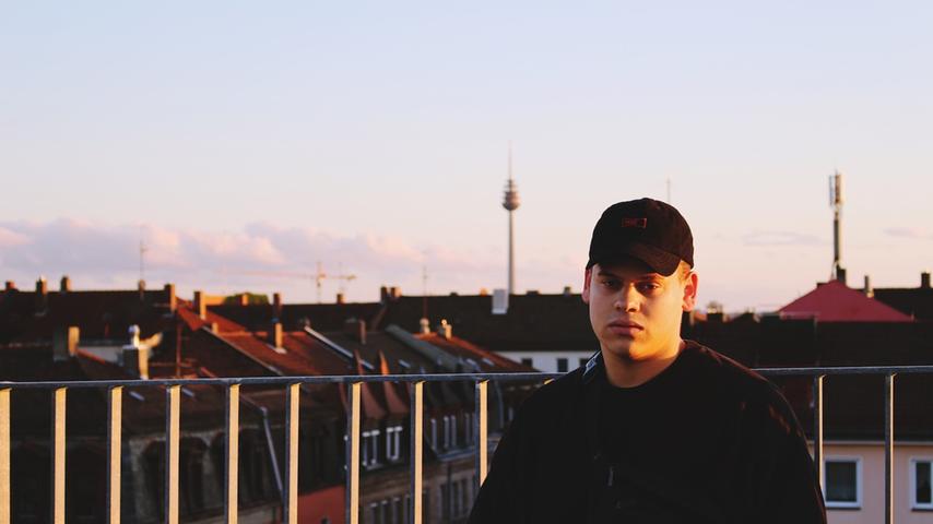 DMY aka Blackalbino aka Goldjunge ist ein Newcomer aus Franken, der seine Heimat mit einem überraschend neuen Soundbild vertritt. Producer wie Sleepy und FUFFI begleiten ihn auf seinem Weg. Sein vergangenes Tape ist eine Doppel-EP mit verschiedener Soundästhethik. Sein Liebe zum Turnup merkt man ihm bei seinen Liveauftritten schnell an. Spielort: Rosi Schulz - Spielzeit: 20.45 Uhr.