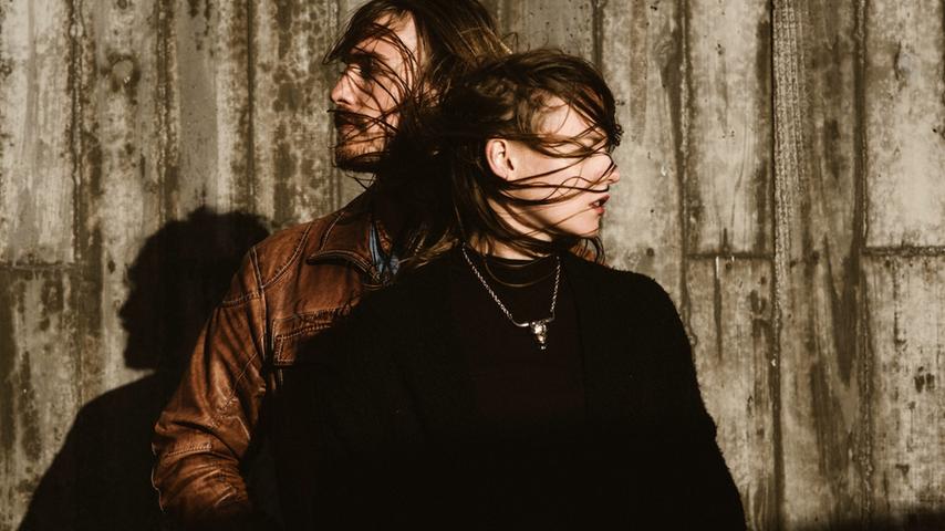 Das Duo beginnt bei einer Reise quer durch die USA mit dem gemeinsamen Musizieren. Sie selbst beschreiben die Musik, die sie erschaffen, als Dream Folk. Inzwischen gehen Stefanie und Dennis auch privat gemeinsame Wege. Spielort: Blutsgeschwister - Spielzeit: 20.15 Uhr. Das Duo beginnt bei einer Reise quer durch die USA mit dem gemeinsamen Musizieren. Sie selbst beschreiben die Musik, die sie erschaffen, als Dream Folk. Inzwischen gehen Stefanie und Dennis auch privat gemeinsame Wege. Spielort: Blutsgeschwister - Spielzeit: 20.15 Uhr.