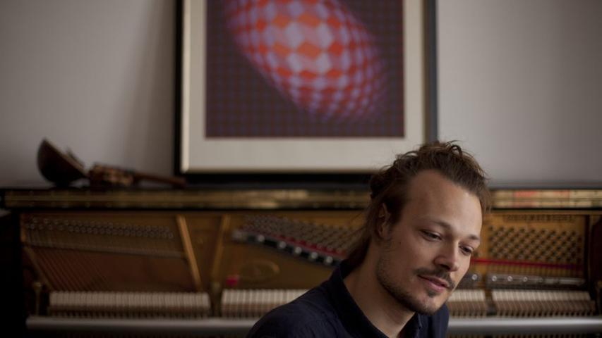 Der Münchner Künstler Julian Klaas hat mit seiner Debüt-EP ein träumerisches Erstwerk geschaffen, das sich klanglich frei zwischen flächiger Electronica und experimentellem Pop bewegt. Spielort: K4 Künstlerhaus - Spielzeit: 20 Uhr & 22 Uhr. 