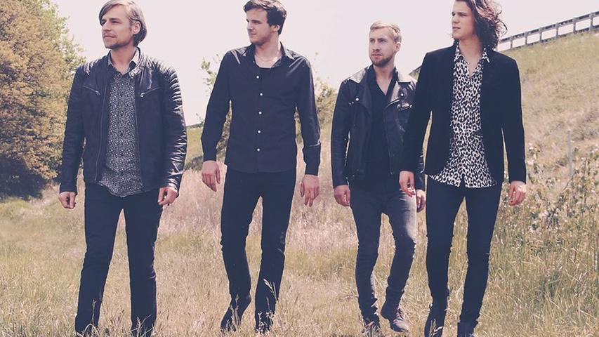 Bei einem Konzert von Take Off Your Shirts erwartet den Zuschauer handgemachte, ehrliche, gitarrenlastige Musik, fernab vom klassischen Pop und dennoch eingängig und tanzbar. Spielort: Fränk'Ness - Spielzeit: 20 Uhr & 21.30 Uhr. Bei einem Konzert von Take Off Your Shirts erwartet den Zuschauer handgemachte, ehrliche, gitarrenlastige Musik, fernab vom klassischen Pop und dennoch eingängig und tanzbar. Spielort: Fränk'Ness - Spielzeit: 20 Uhr & 21.30 Uhr.