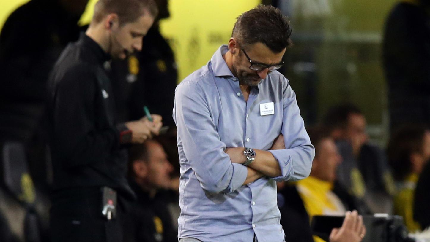 Gesenkter Kopf und verschränkte Arme: Club-Trainer Michael Köllner war vom Ausgang des Nürnberger Gastspiels in Dortmund sichtlich enttäuscht.