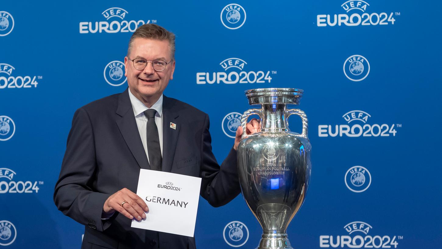 Reinhard Grindel freut sich: Der umstrittene DFB-Boss hat die Fußball-Europameisterschaft 2024 nach Deutschland geholt.