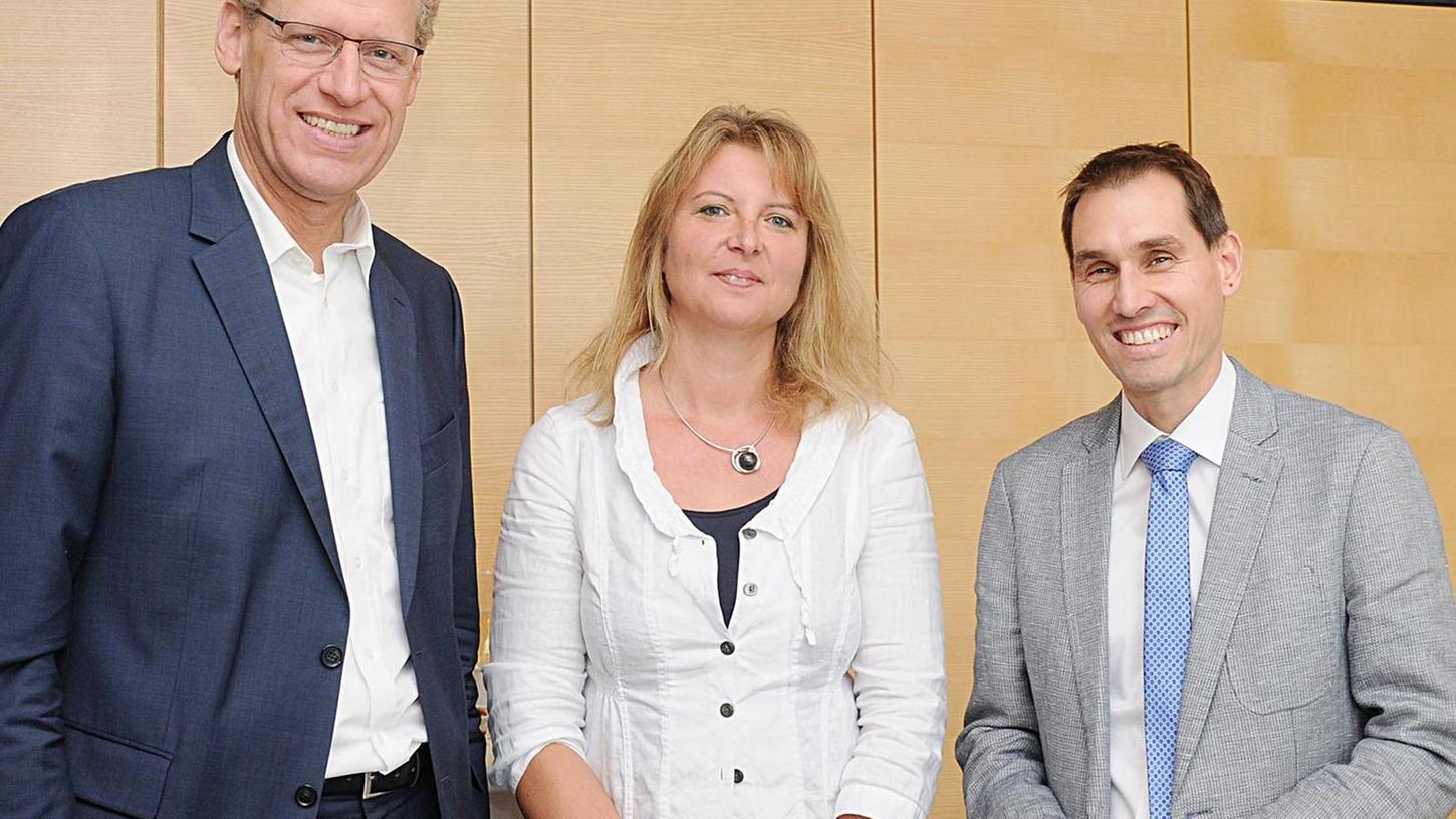 Bürgermeister German Hacker (links) gratuliert Manuela Janisch und Helmut Nicklas
