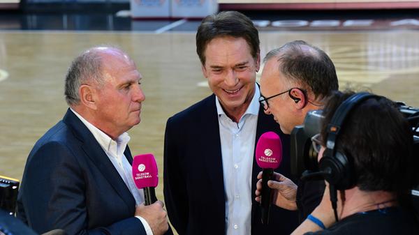 Auch Fußball-Kommentator Frank Buschmann meldete sich per Twitter zu Wort: "Ich kannte das bisher nur aus Geschichtsbüchern." Er habe "echt Schiss", schließlich könne man sich kaum vorstellen, was das für die Menschen in der Ukraine, "für die Welt, für uns alle bedeutet". Er fürchtet, "dass das in der Ukraine gerade die größte Bedrohung für die Weltgemeinschaft seit 1939-1945 ist".