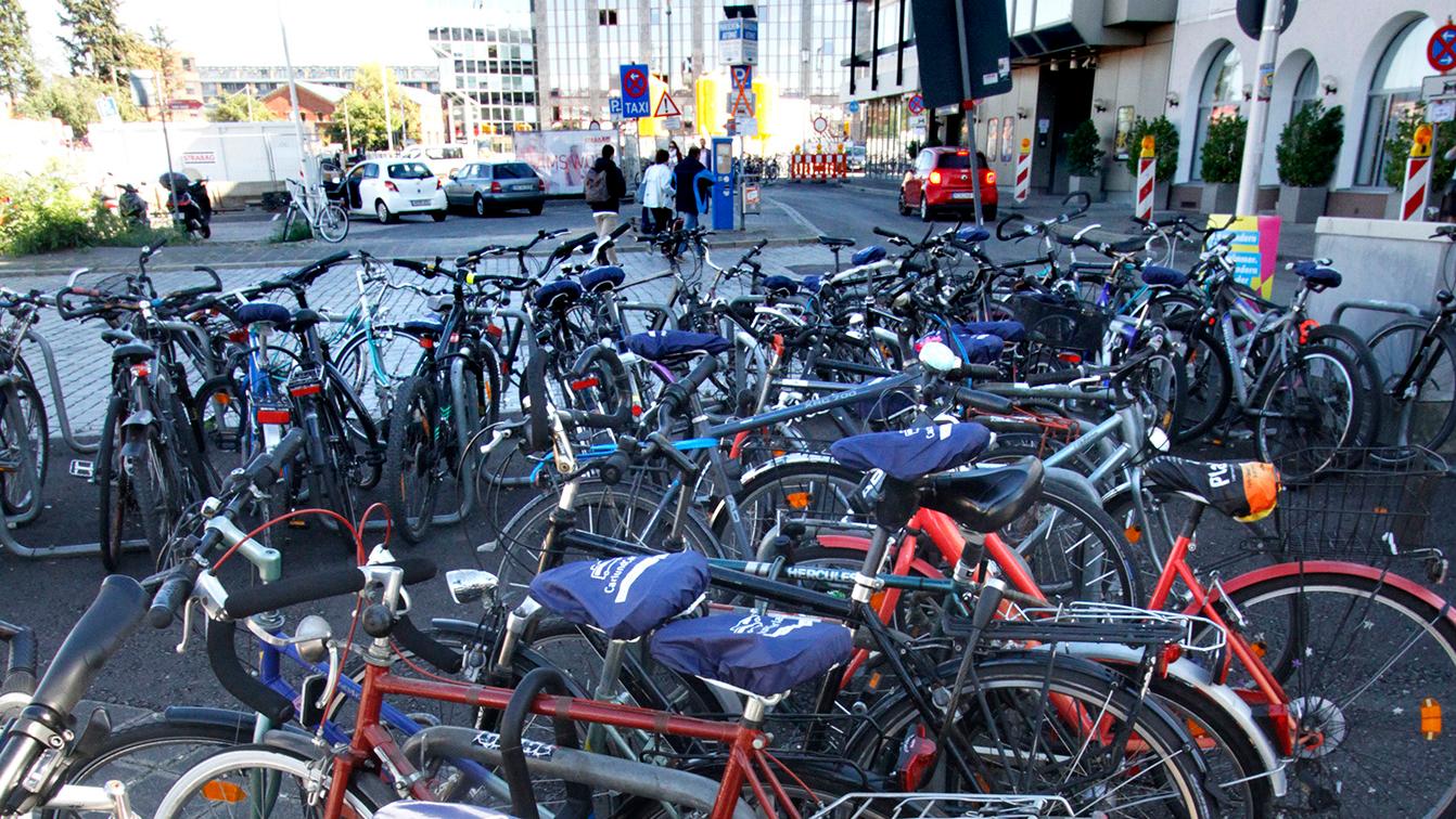 Der Fahrradparkplatz am Nelson-Mandela-Platz hinterm Bahnhof hat miserable Noten vom ADAC bekommen.