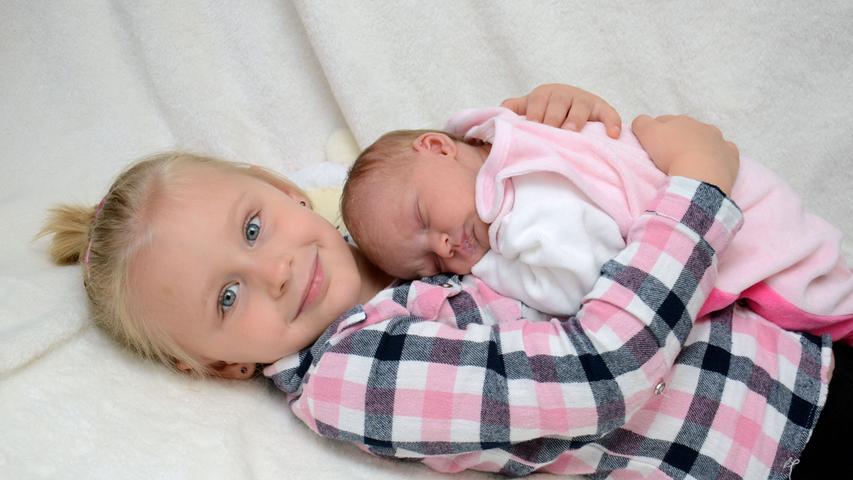 Annalena kam am 18. September im Klinikum Hallerwiese zur Welt, war 50cm groß und 2530 Gramm schwer. Von ihrer großen Schwester wurde sie schon sehnsüchtig erwartet.