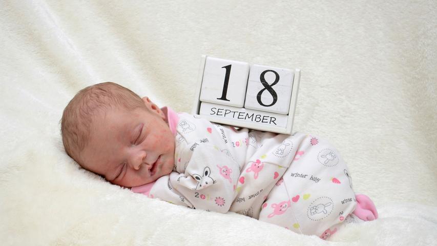 Wie man schon auf dem Bild erkennen kann, wurde die kleine Alessia-Sophie am 18. September im Klinikum Hallerwiese geboren. Dabei war sie 49cm groß und 2840 Gramm schwer.