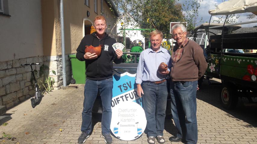 Nach spannenden zehn Runden siegte Claus Hörauf (bereits zum 2. Mal, li. im Bild) beim Presssackkarteln des TSV Dietfurt zur Dietfurter Kirchweih in der Dorfschule. Den Trostpreis ergatterte Hermann Knab sen. (Bildmitte). Rechts daneben der 1. Vorstand des TSV Dietfurt Dieter Hörauf, der in der Vergangenheit schon dreimal siegte.